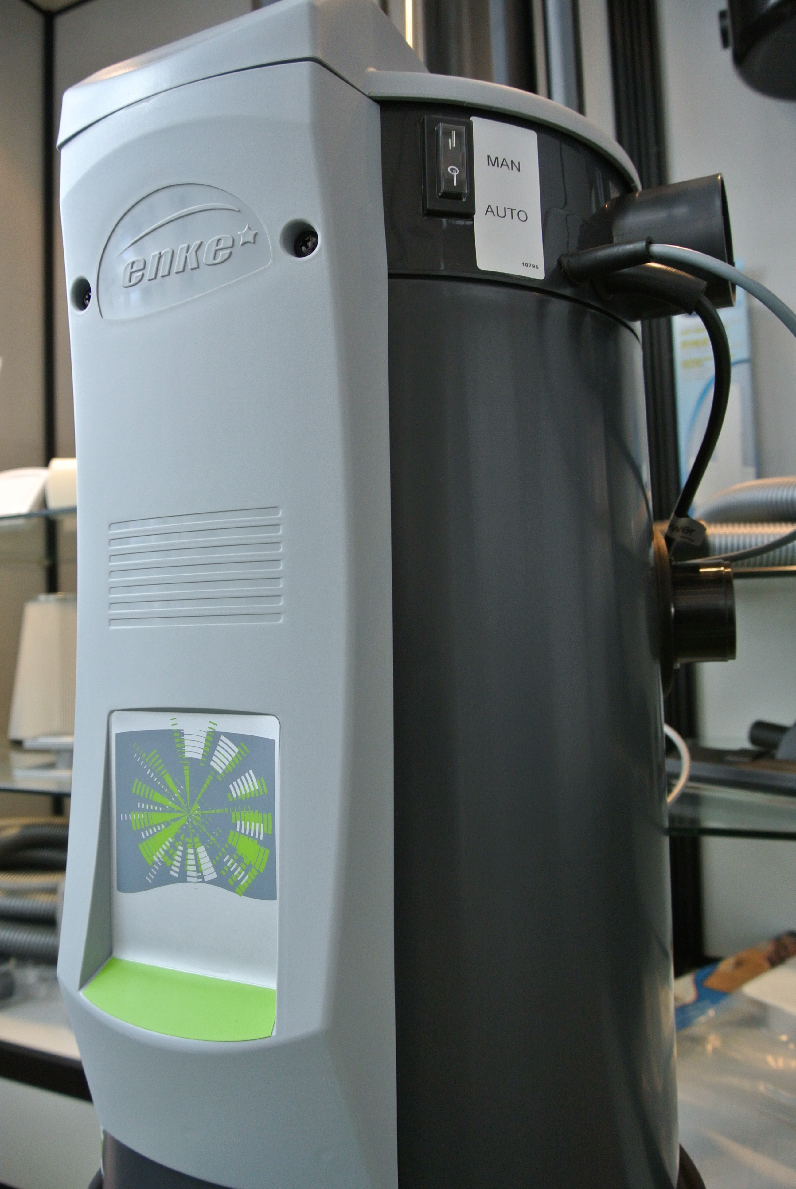 2016-03-23-15-55-21 enke Zentralstaubsauger Zyklon front